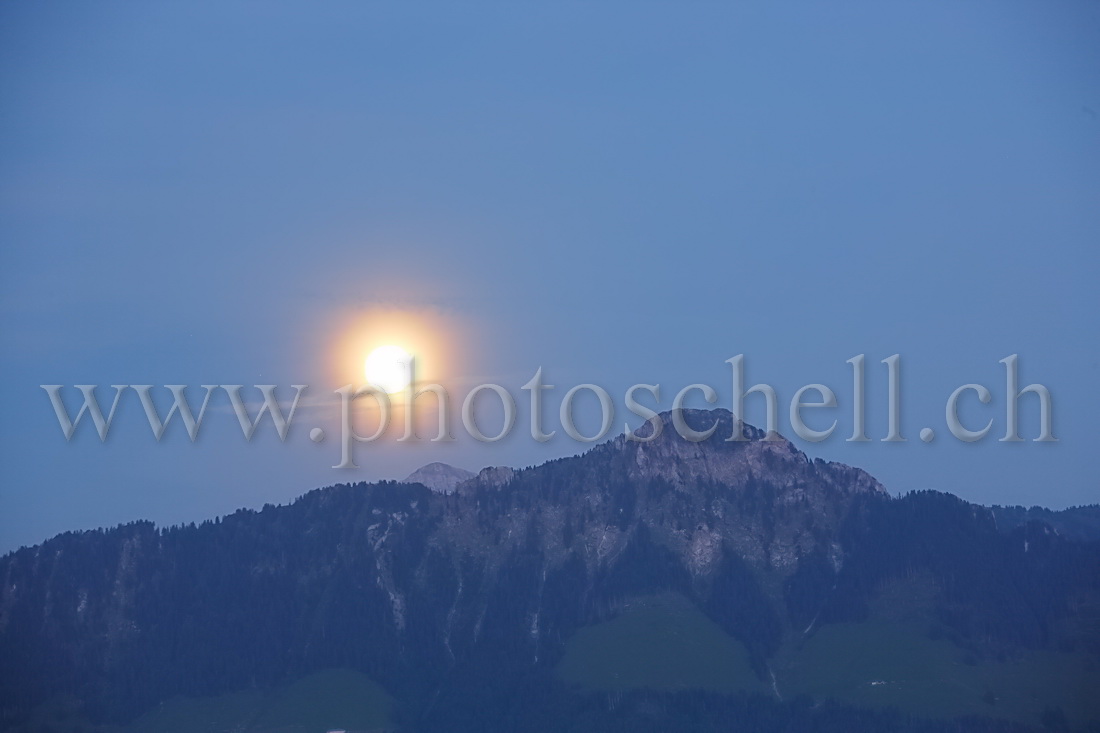 Lever de lune sur la dent de Broc