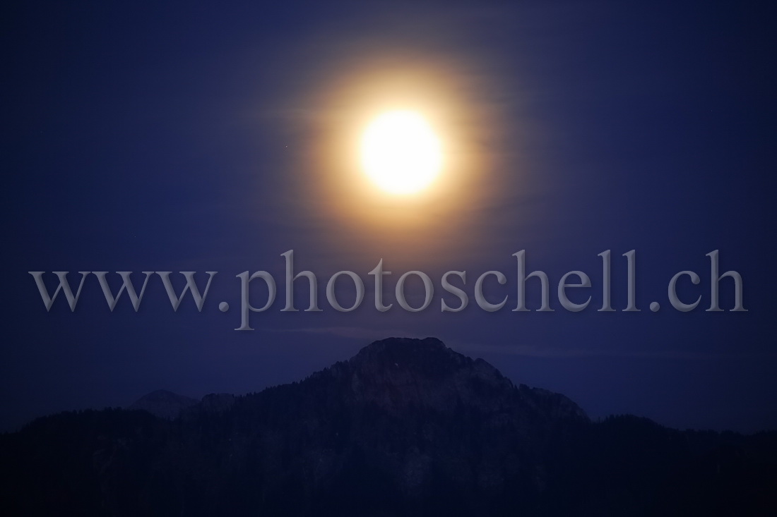 Pleine lune sur la dent de Broc