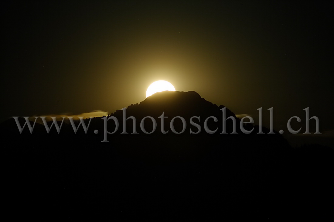 Lever de pleine lune sur la dent de Broc