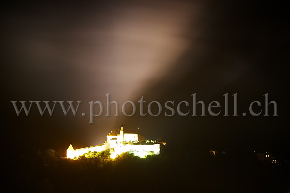 Nuages éclairés par le chateau de Gruyères