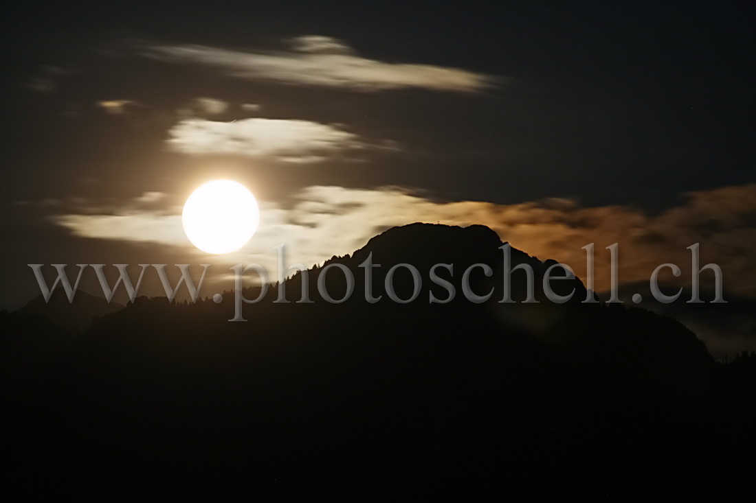 Lever de pleine lune prés de la Dent de Broc