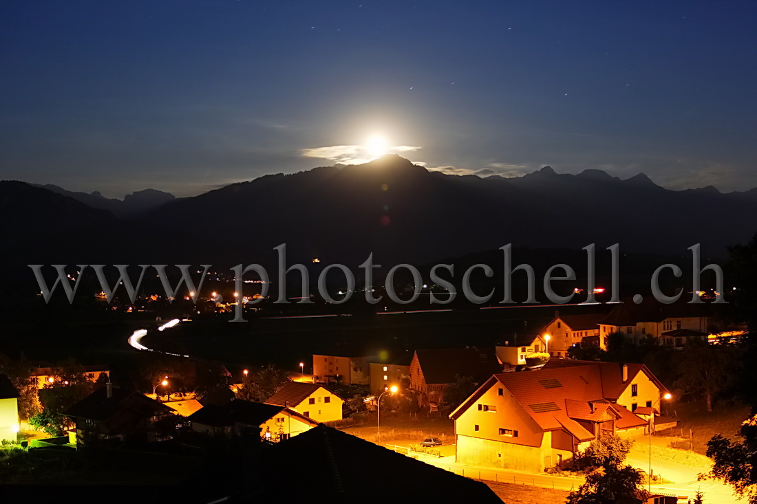 Lever de pleine lune sur les préalpes depuis Marsens