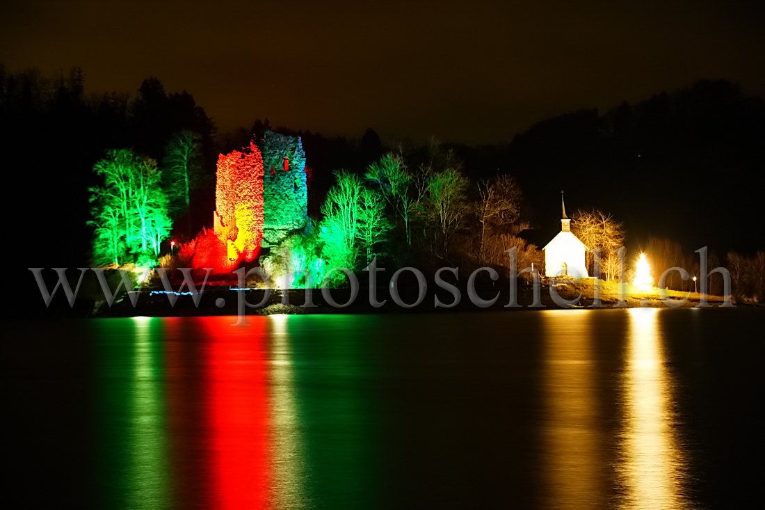 L\'île d\'Ogoz et son éclairage en couleurs