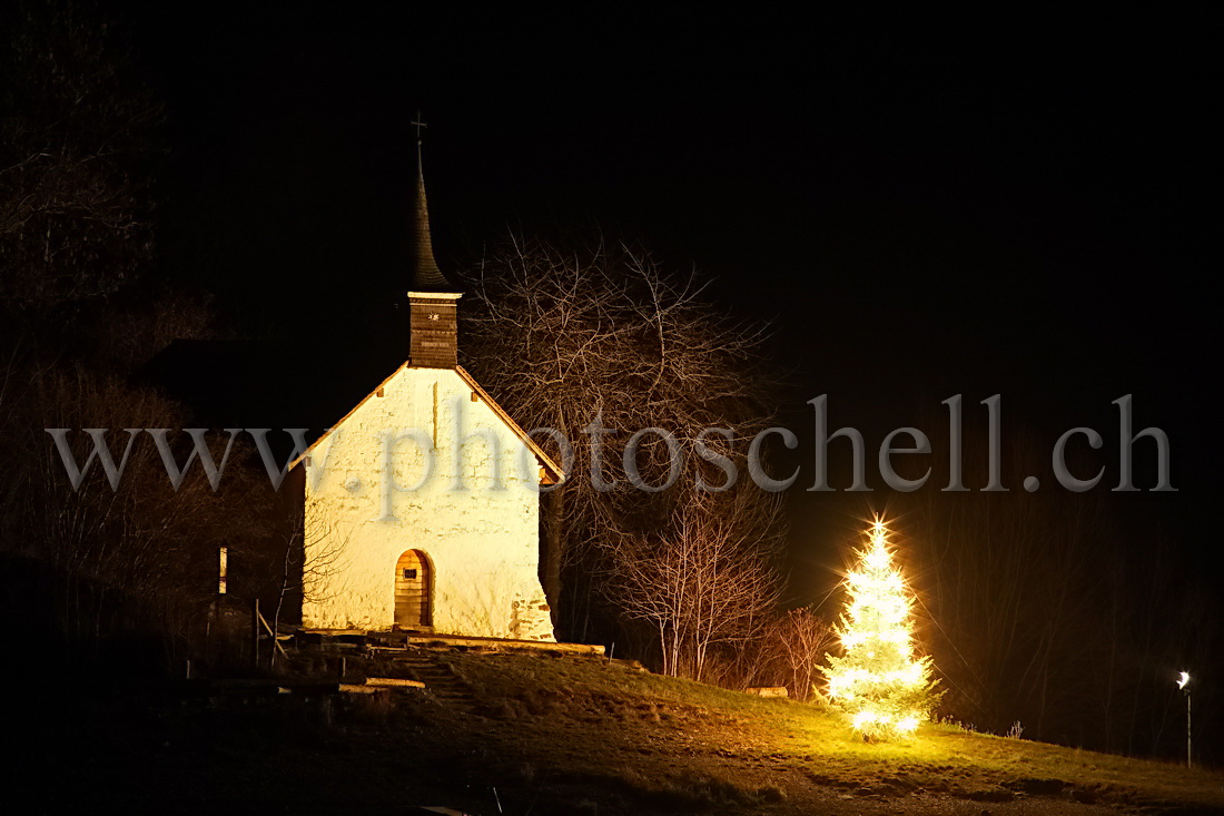La chapelle et son chapin de Noël sur l\'île d\'Ogoz