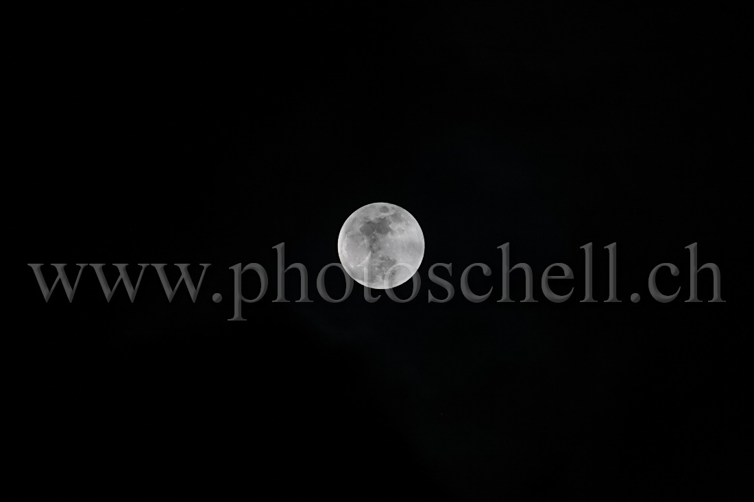 Pleine lune avant l\'éclipse (photo recadrée prise à 20h59)