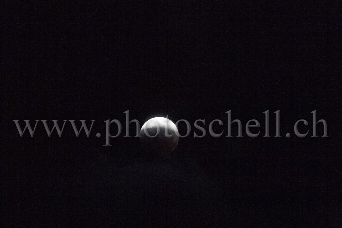 Pleine lune pendant l\'éclipse (photo recadrée prise à 23h22)