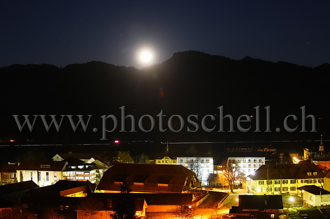 Lever de pleine lune sur Marsens