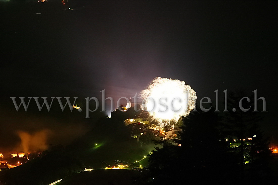 Feux d\'artifices du premier août au-dessus de Gruyères