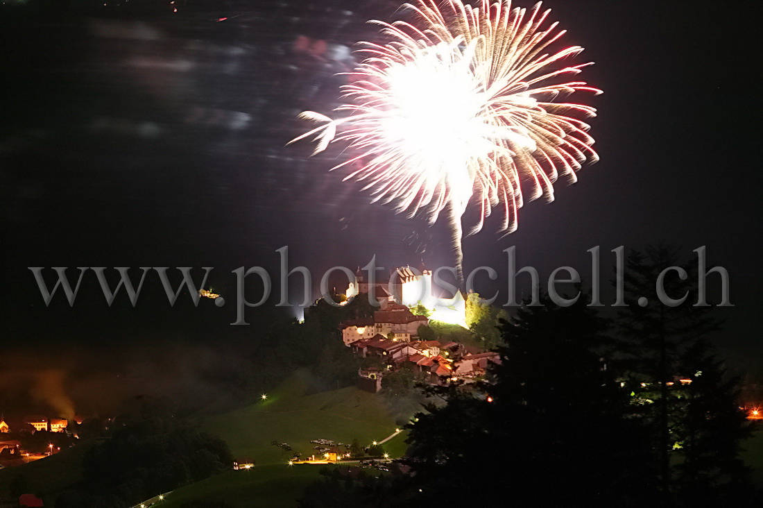 Feux d\'artifices du premier août au-dessus de Gruyères