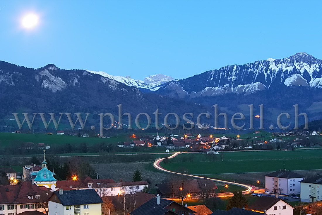 Lever de pleine lune en Gruyère