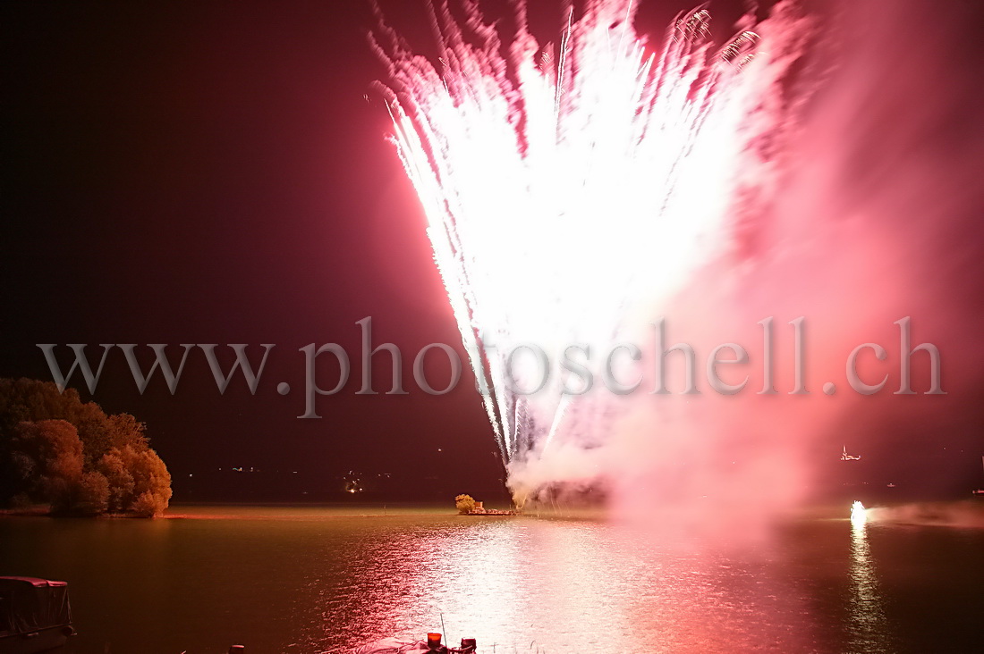 Feu d'artifice sur le lac de la Gruyère