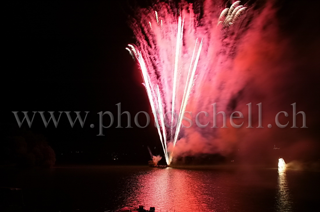 Feu d\'artifice sur le lac de la Gruyère