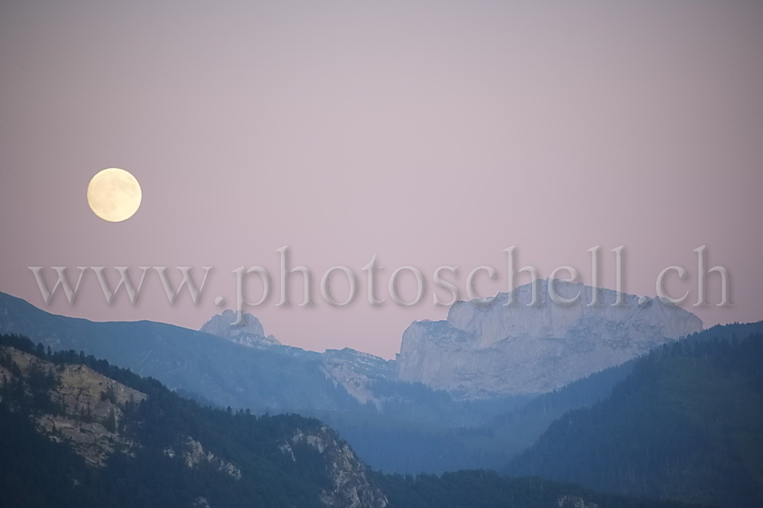 Pleine lune sur la dent de Savigny