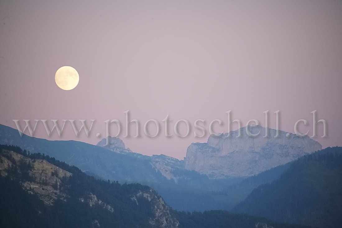 Pleine lune sur la dent de Savigny