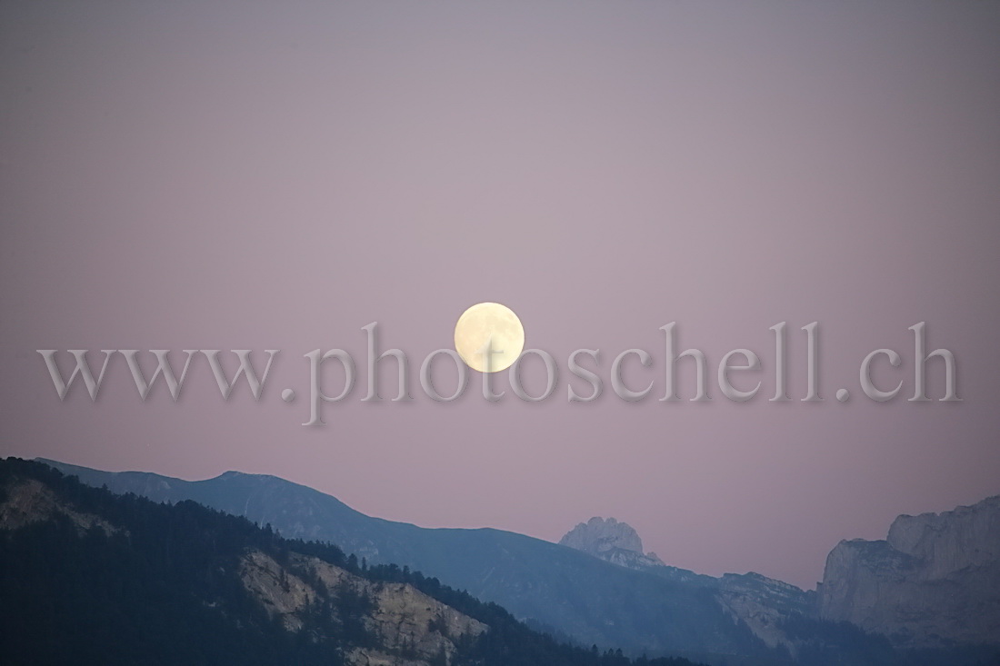 Pleine lune sur la dent de Savigny