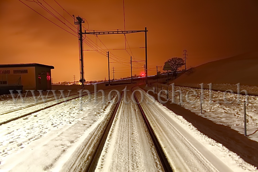 Voie ferrée la nuit en hiver