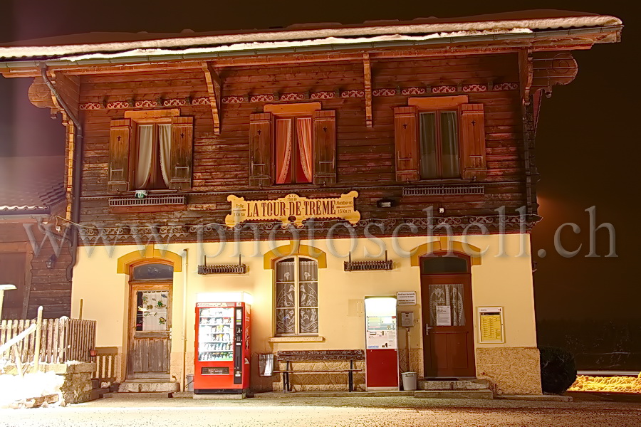 La gare de la Tour de Trême la nuit