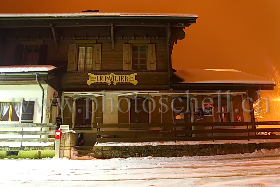 La gare du Pâquier la nuit