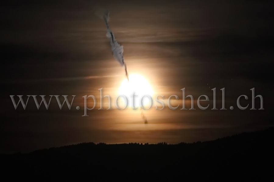 Pleine lune dans les nuages