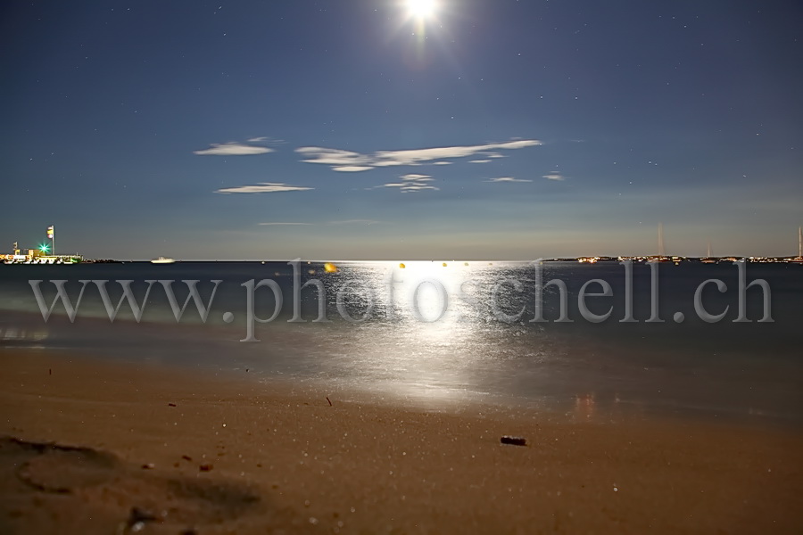 Pleine lune sur la plage