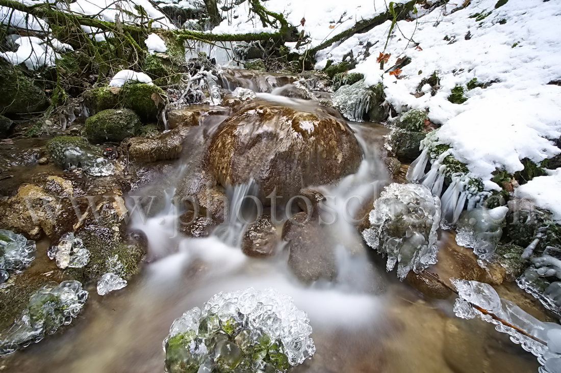 Chutes d'eau et de glace dans le Gerignoz