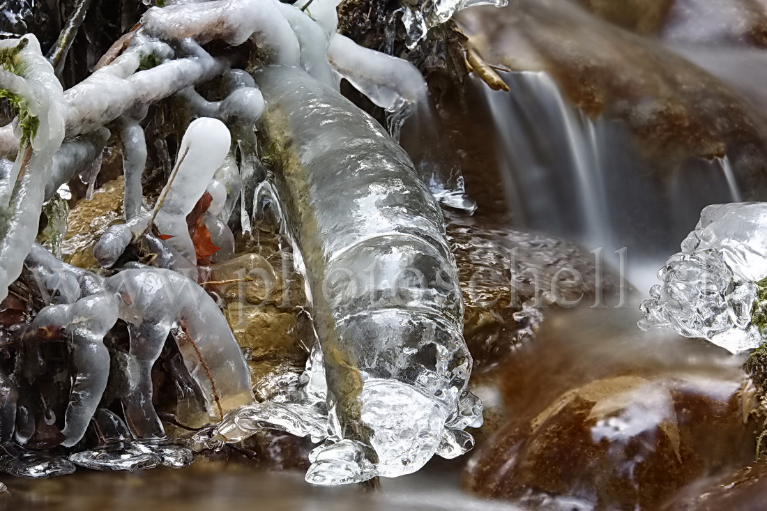 Chutes d'eau et de glace dans le Gerignoz