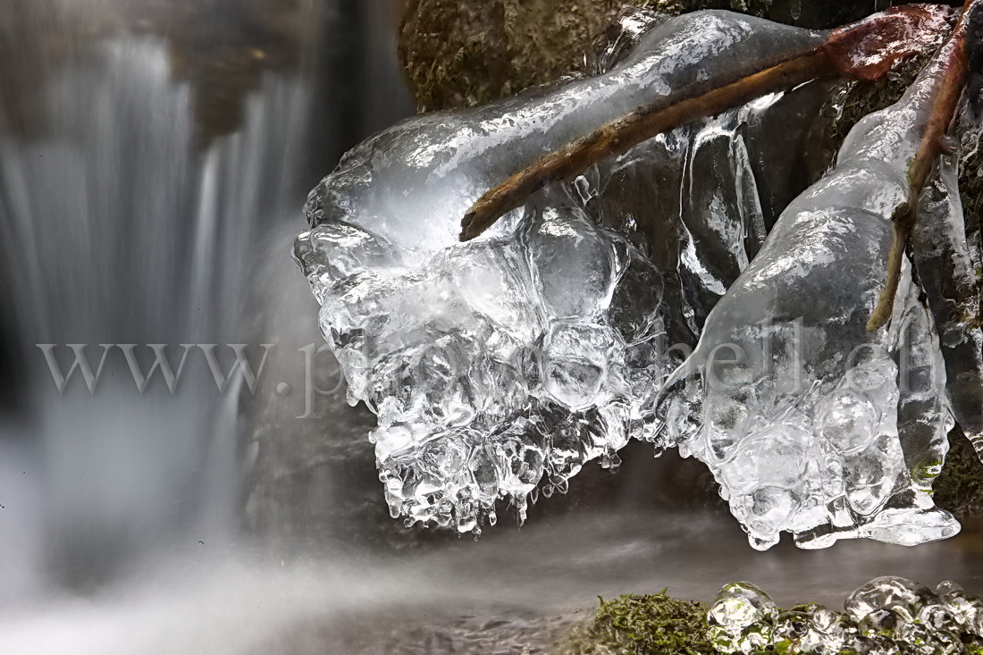 Chutes d'eau et de glace dans le Gerignoz