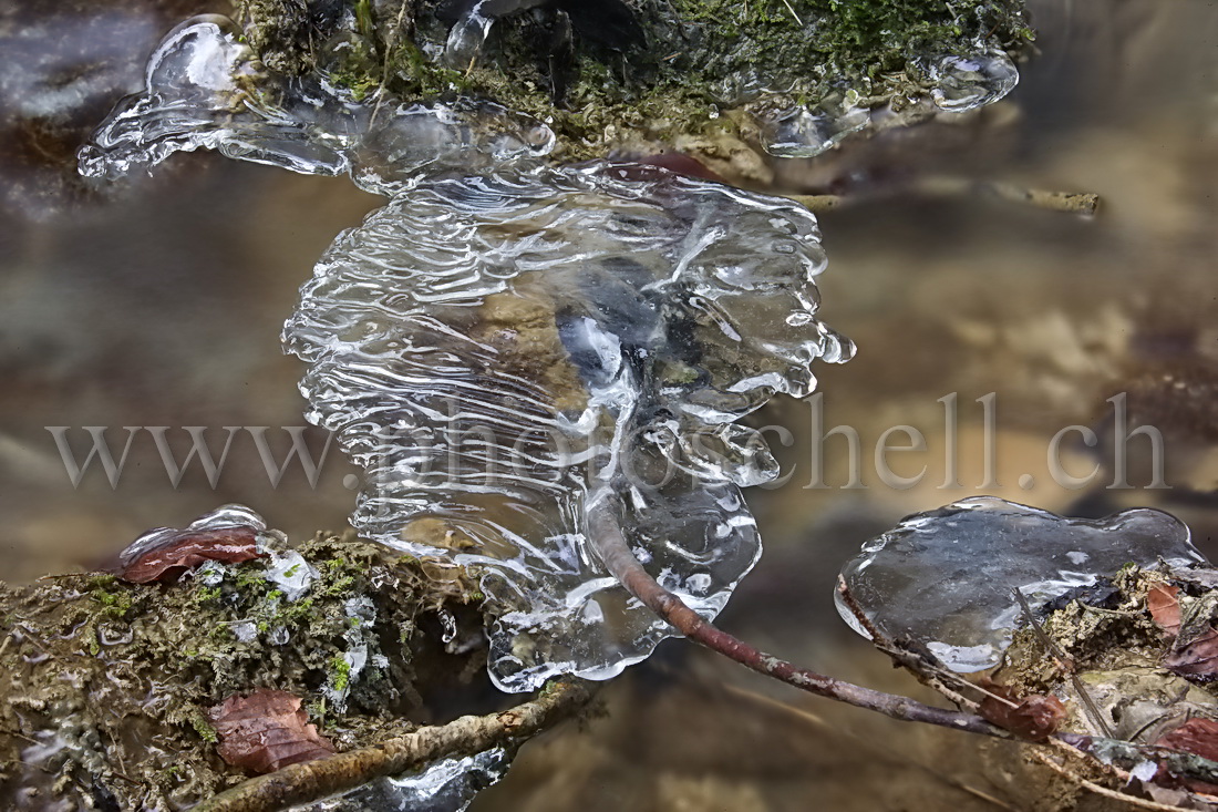 Chutes d\'eau et de glace dans le Gerignoz