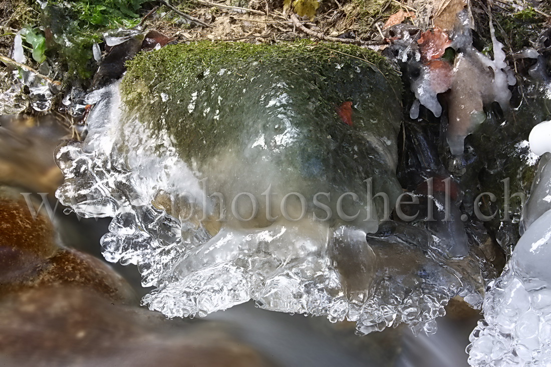 Chutes d'eau et de glace dans le Gerignoz