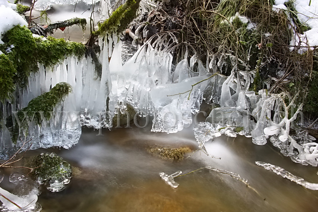 Chutes d\'eau et de glace dans le Gerignoz