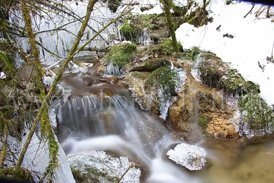 Chutes d'eau et de glace dans le Gerignoz