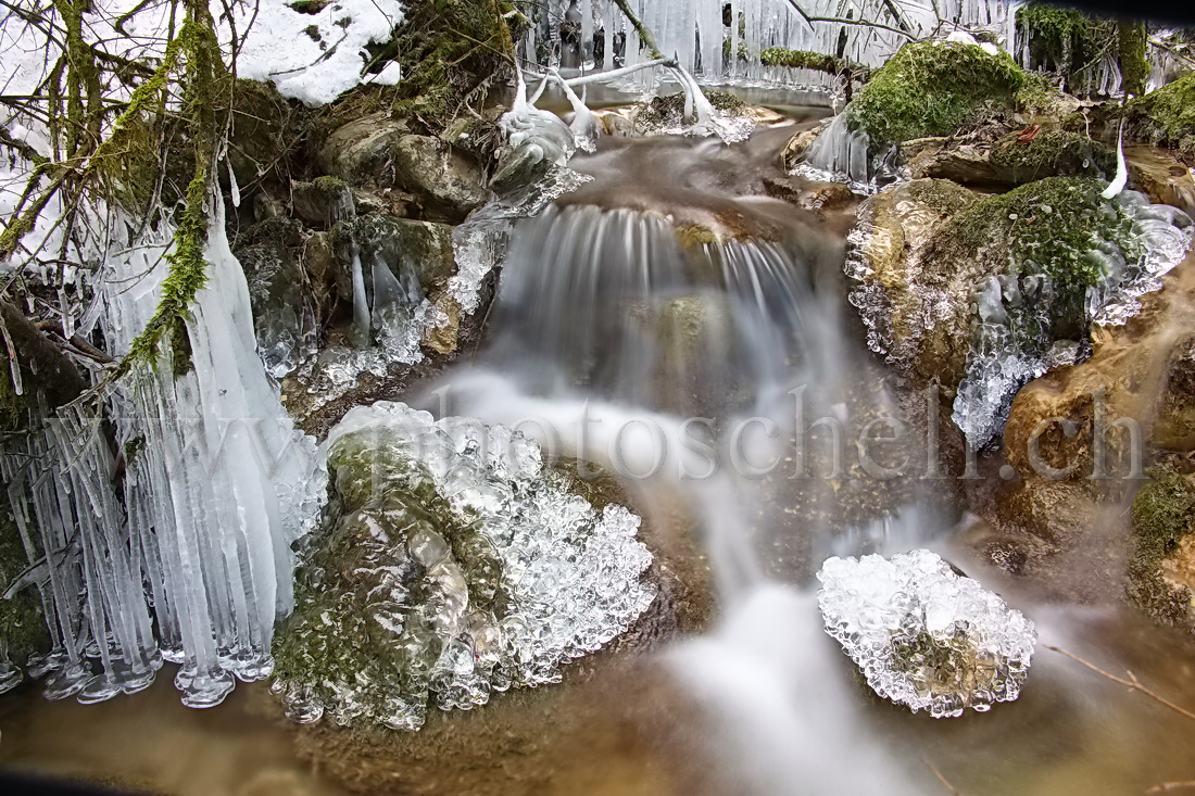 Chutes d'eau et de glace dans le Gerignoz