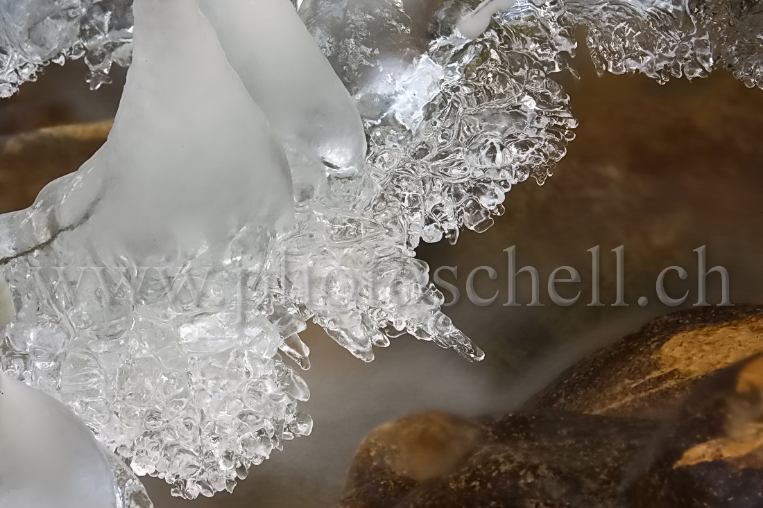 Chutes d'eau et de glace dans le Gerignoz