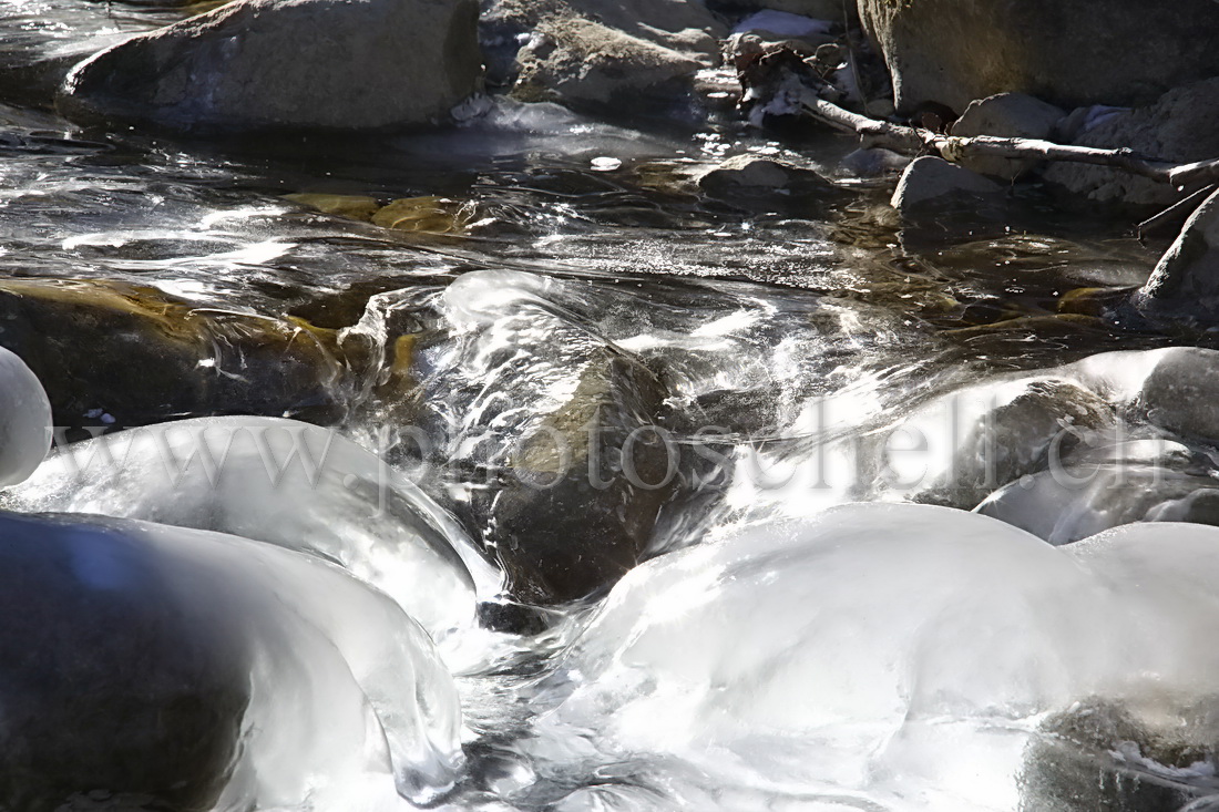 Cours d'eau glacé en contre-jour