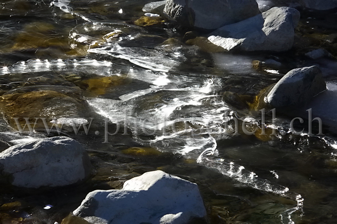 Cours d'eau glacé en contre-jour