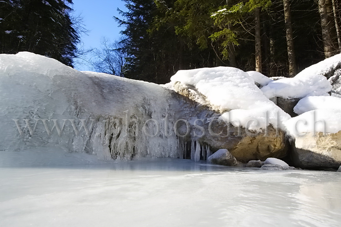 Mer de glace sur fond de cascade