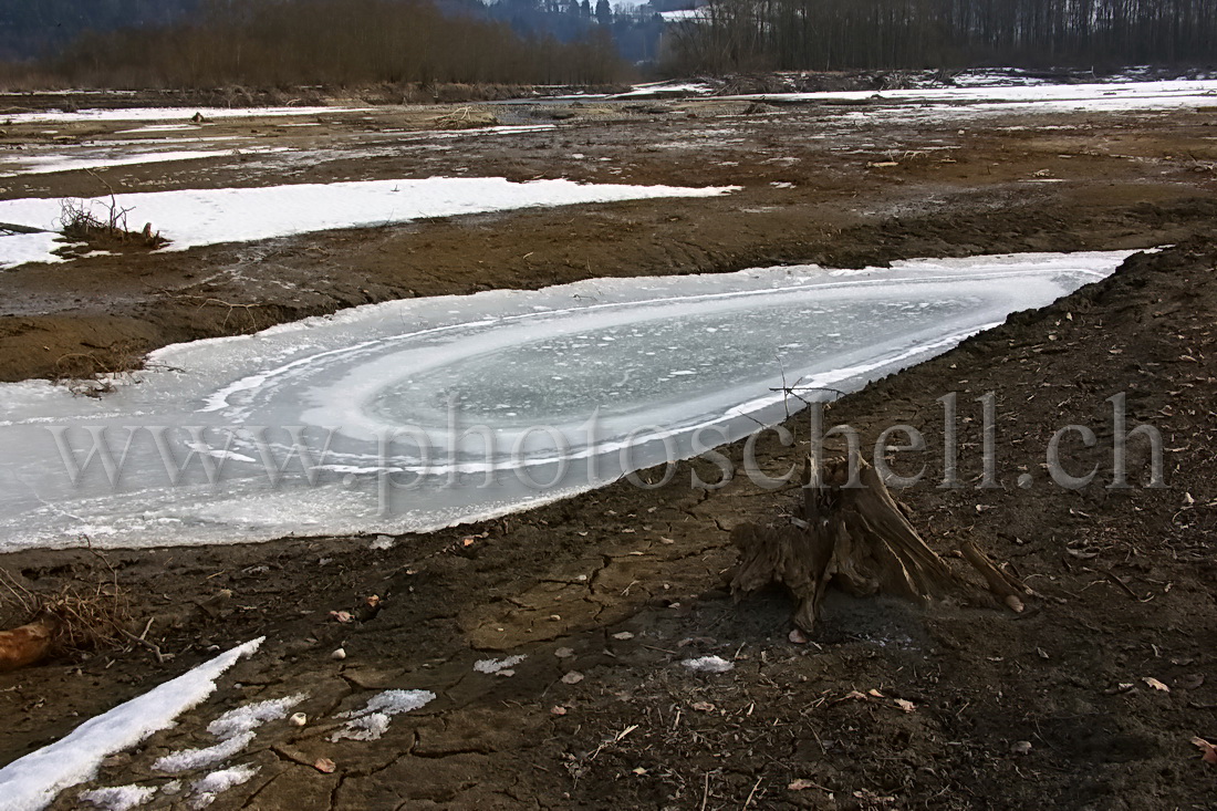 Formes de glace dans le lac de Gruyère