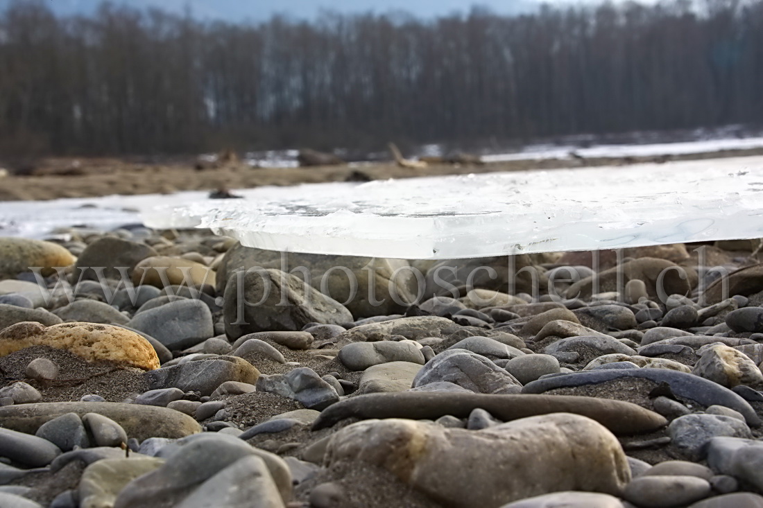 Formes de glace dans le lac de Gruyère