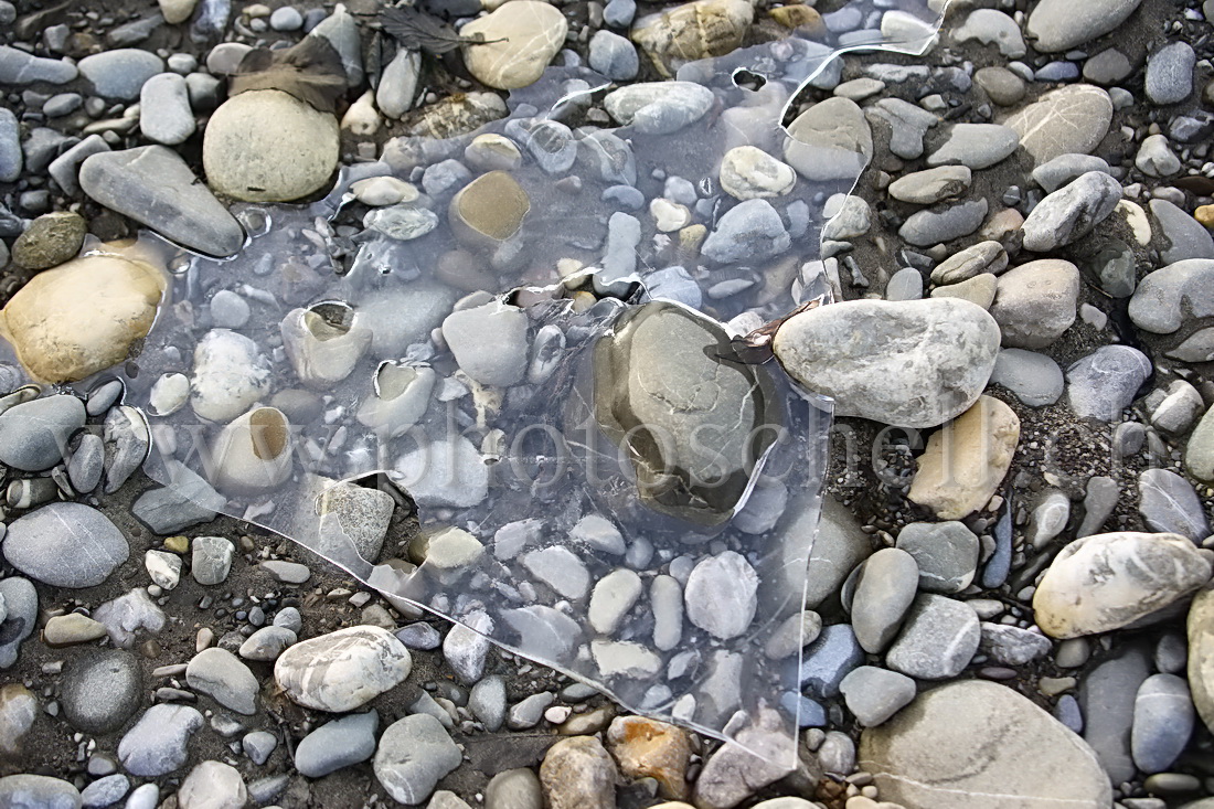 Formes de glace dans le lac de Gruyère