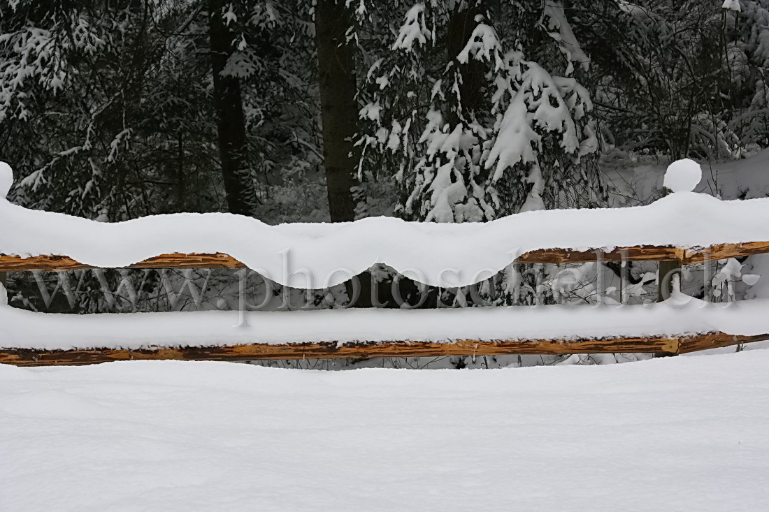 Formes de neige une rembarde de bois