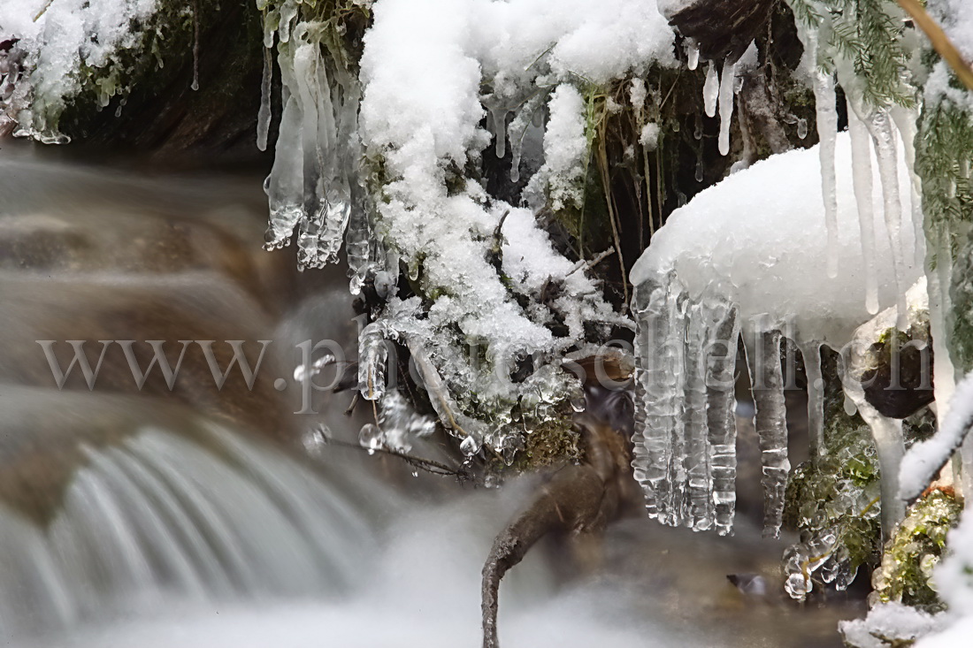 Petites cascades avec leurs sculptures de glace