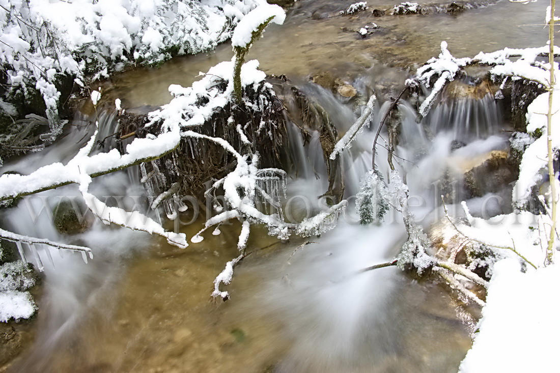 Petites cascades avec leurs sculptures de glace