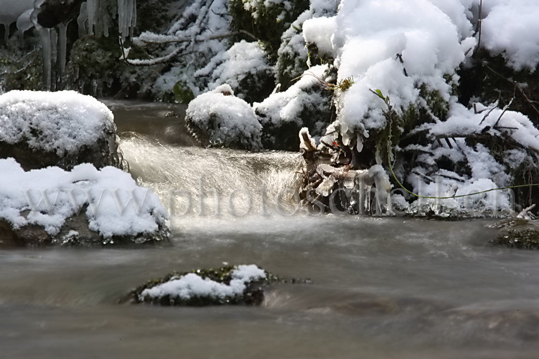 Petites cascades avec leurs sculptures de glace