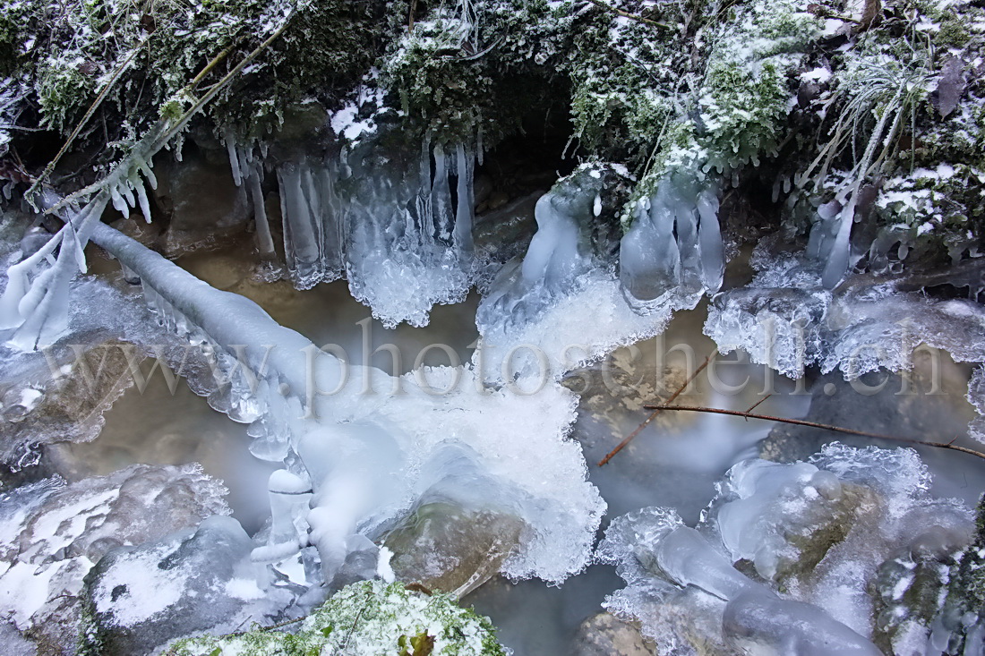 Sculptures de glaces au-dessus du ruisseau