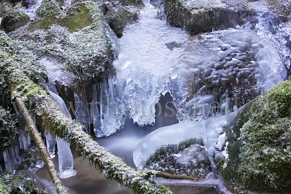 Sculptures de glaces au-dessus du ruisseau