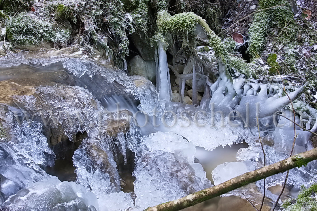 Sculptures de glaces au-dessus du ruisseau