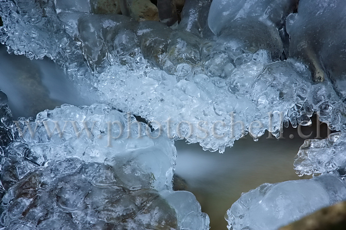 Sculptures de glaces au-dessus du ruisseau