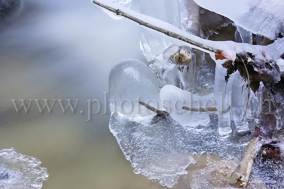 Boule de glace au-dessus du ruisseau