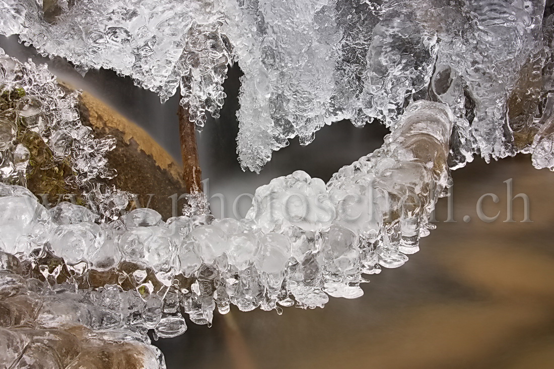 Sculptures de glaces au-dessus du ruisseau