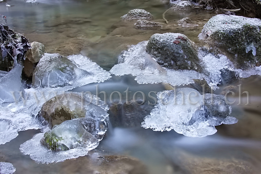 Sculptures de glaces sur les cailloux